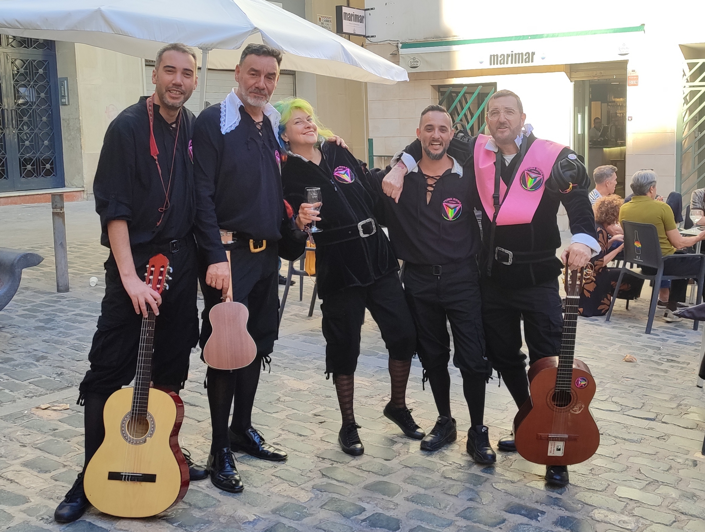 Música en directo de Tuna Rosa en un pasabares