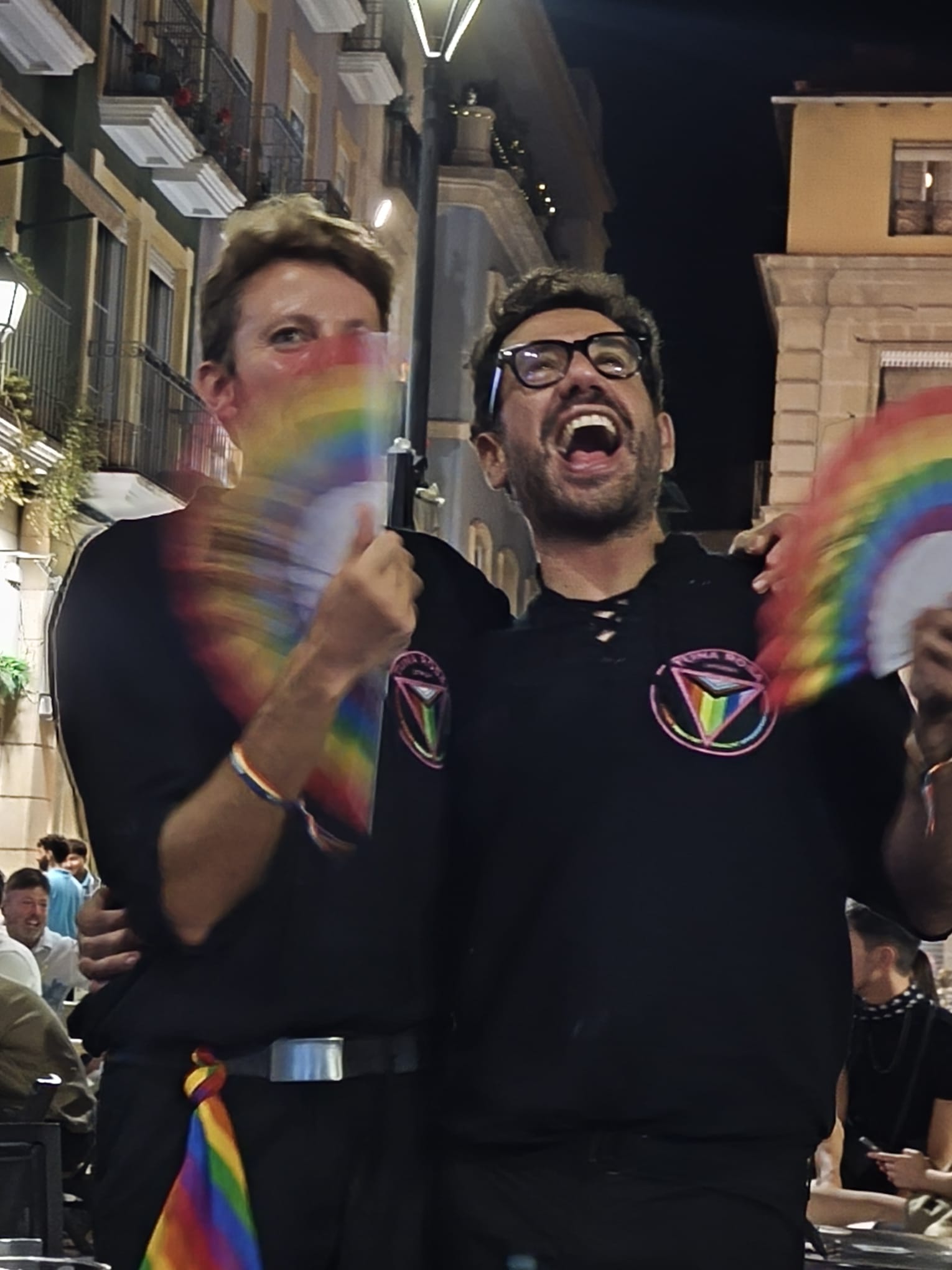 Público acompañando a Tuna Rosa en Alicante