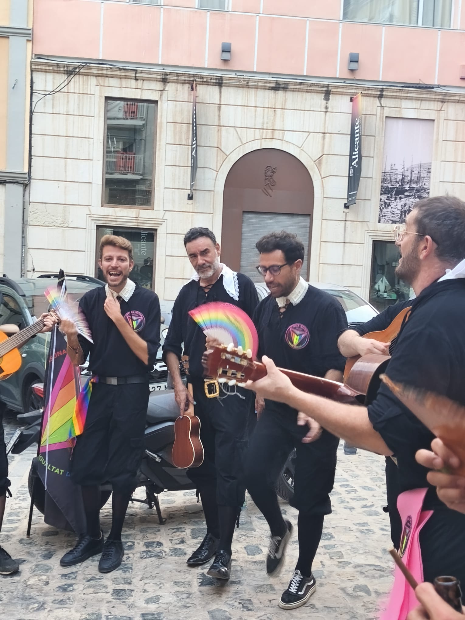 Orgullo y música con Tuna Rosa en Alicante