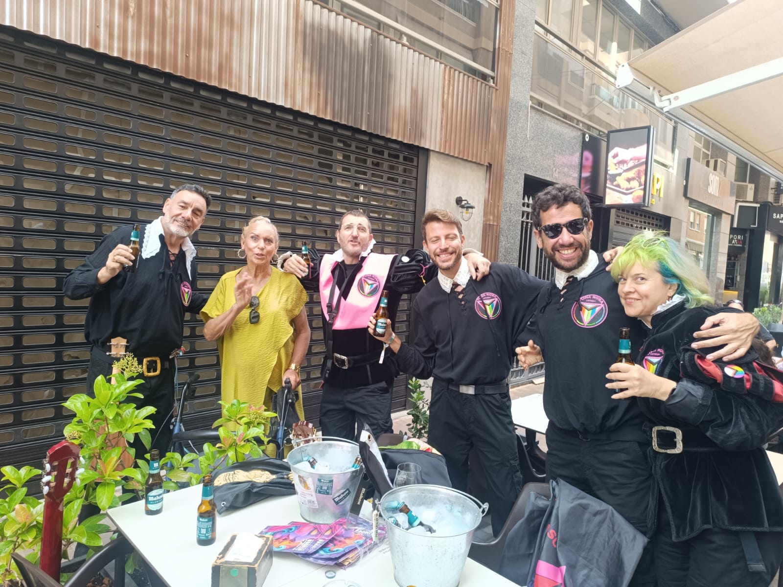 Actuación de Tuna Rosa durante el Orgullo