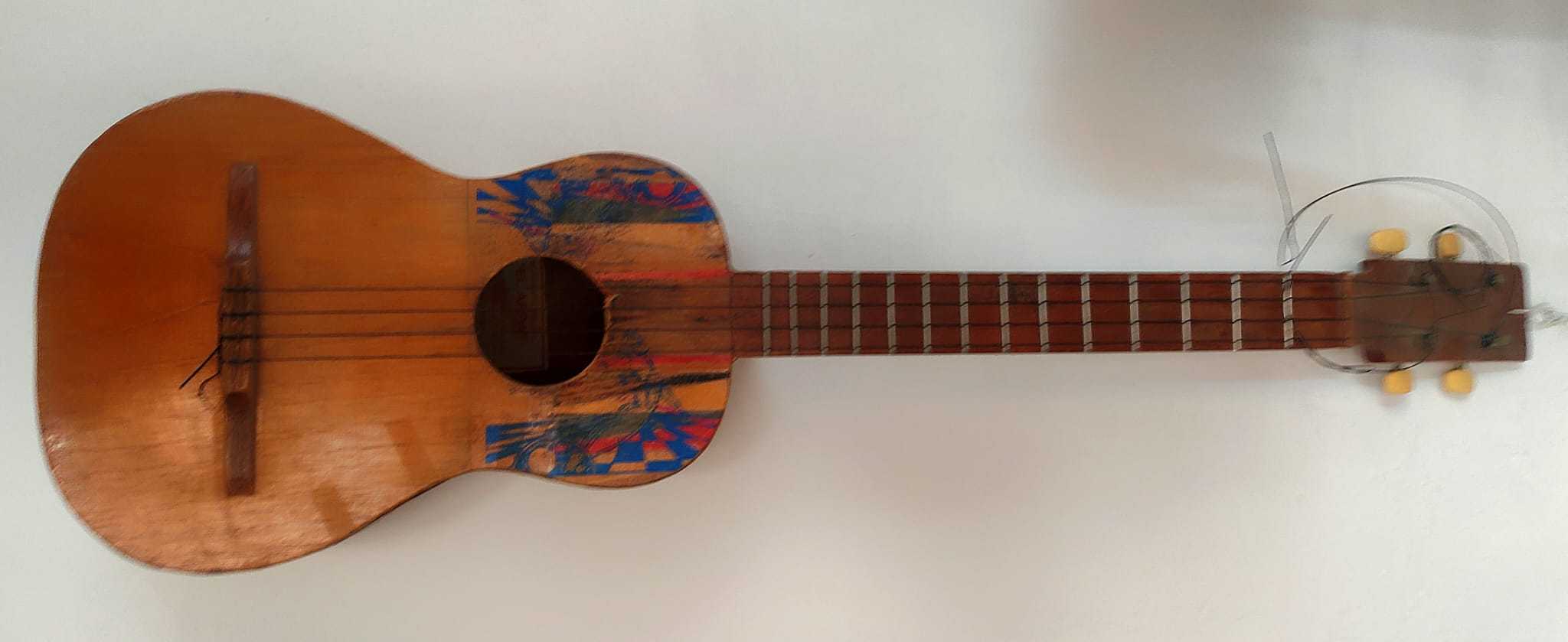 Cuatro boliviano interpretado por Tuna Rosa
